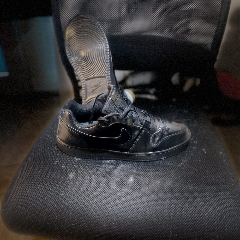 Nike Black Sneakers Sleek Design